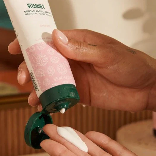 Vitamin E Gentle Facial Wash - Image 3